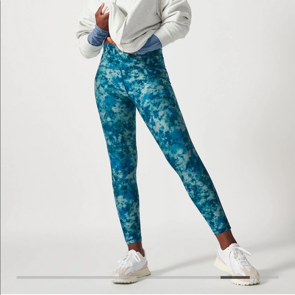 Athleta Pants - NWT Athleta Salutation Stash Pocket Tights in Floral Tie Dye Blue